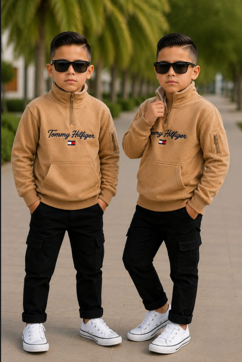 Look Sahara: Buzo media cremallera camel · Cargo negro · Tenis blancos